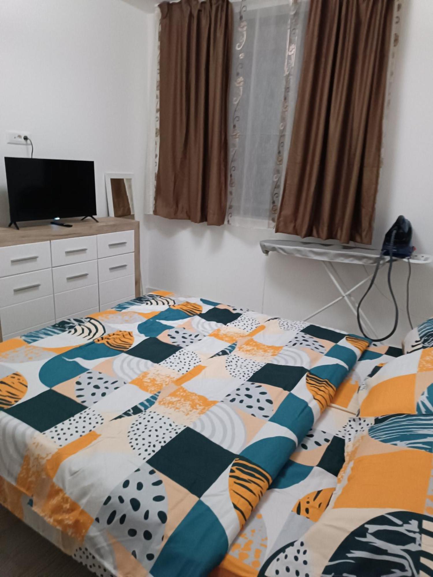 Apartament 2 Camere, Bloc Nou, Langa Promenada Moll, Capacitate 4 Persoane Крайова Экстерьер фото
